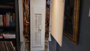 Travaux divers tels que remplacement du panneau électrique , installation de chauffage, éclairage et prises de courant.